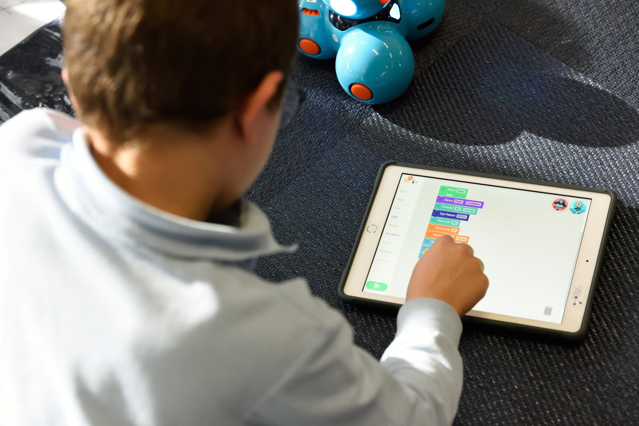 Read more about the article Top 10 Tools and Resources to Teach Your Kids How to Code